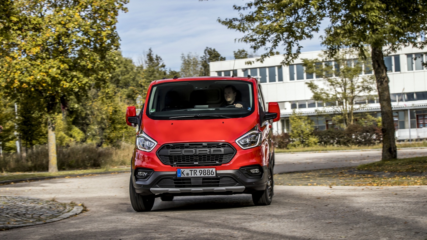 Slideshow Bild - Zu den äußeren Merkmale der Trail-Modelle gehört der großformatige „Ford“-Schriftzug im mattschwarzen Kühlergrill.